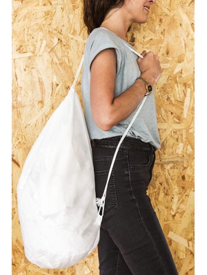 Mochila de no tejido con fondo redondo de 25 cm. de diámetro con cordón simple 40x54 cm.